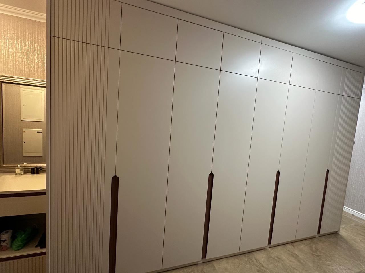 Шкафы из МДФ с интегрированными ручками в просторный холл квартиры ...